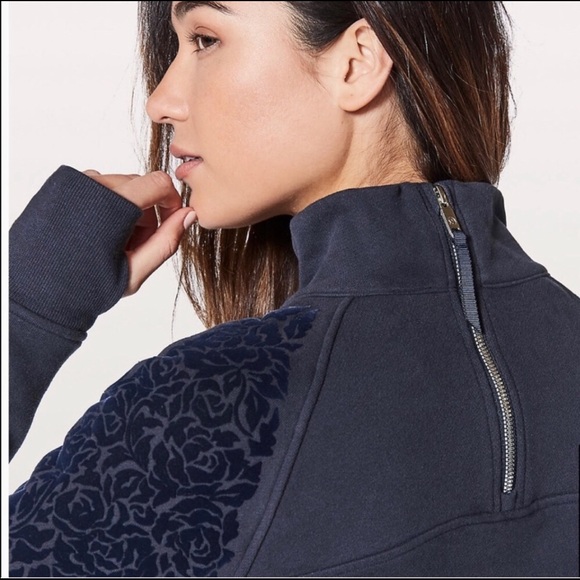 Lululemon navy floral flock pullover like new 6 - Picture 3 of 3